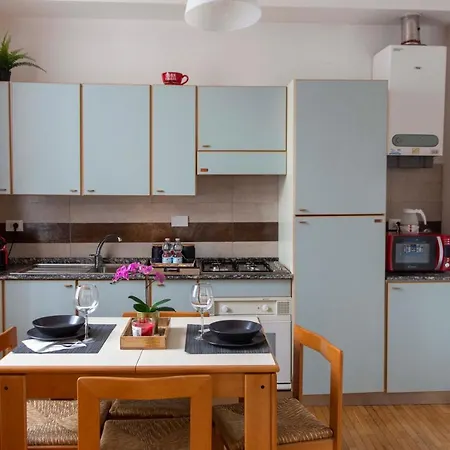 Number 3 Charming Old Town Apartment *